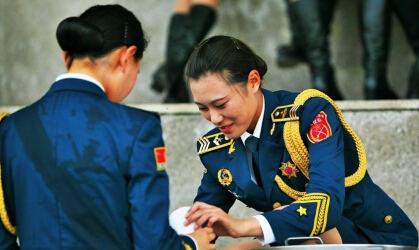 一睹仪仗队女兵们的风采,化妆只需10分钟,各个都是女神级的呀|化妆|女兵|仪仗队_新浪新闻