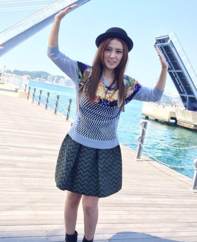 李玟的一首《sunny day》从而出道,被经纪人纪宏仁签下并培训她唱歌