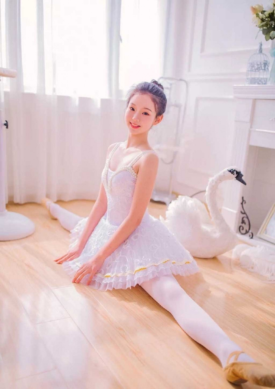 纯净美少女吊带香肩白丝袜美腿清新气质唯美写真