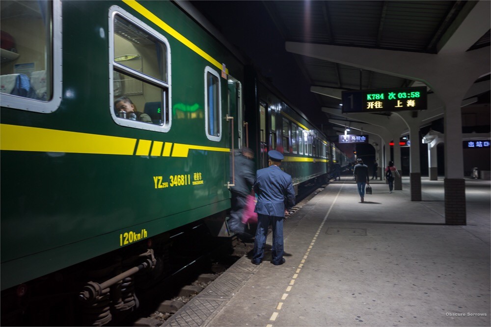 记录夜班火车的一幕幕