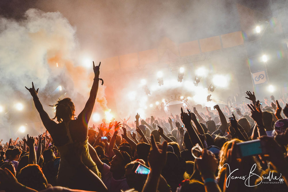 极富视觉冲击力的音乐节摄影 | james bridle