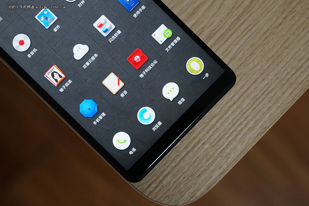 旗舰的配置,熟悉的味道 坚果r1现场上手