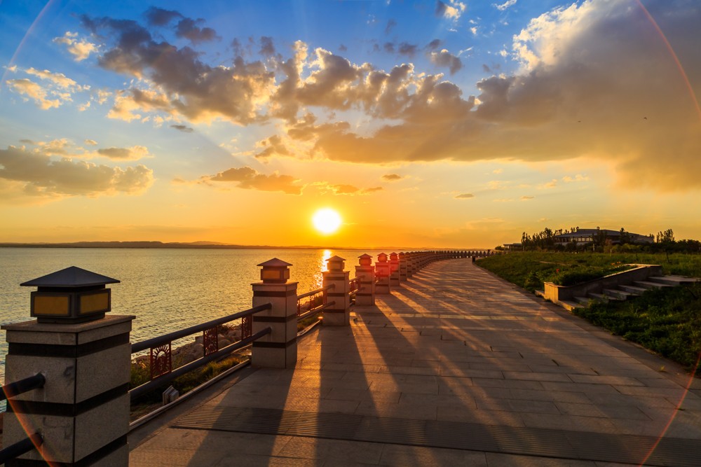 像大海一样辽阔的乌海湖是杭州西湖二十倍和西湖一样美