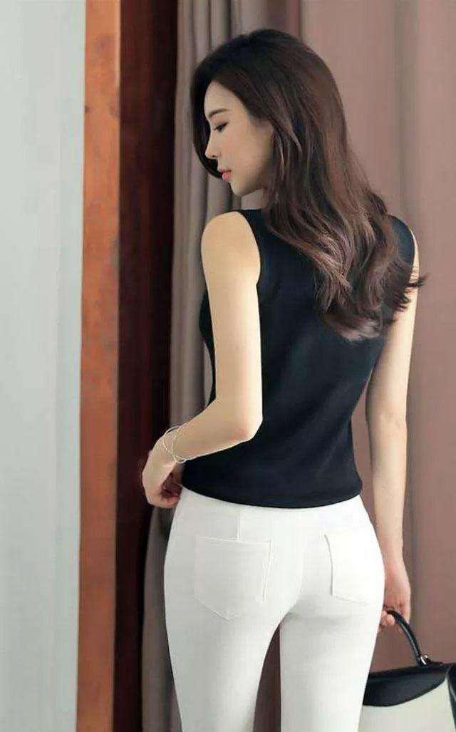 牛仔紧身裤穿在臀大美女身上相信会电到你