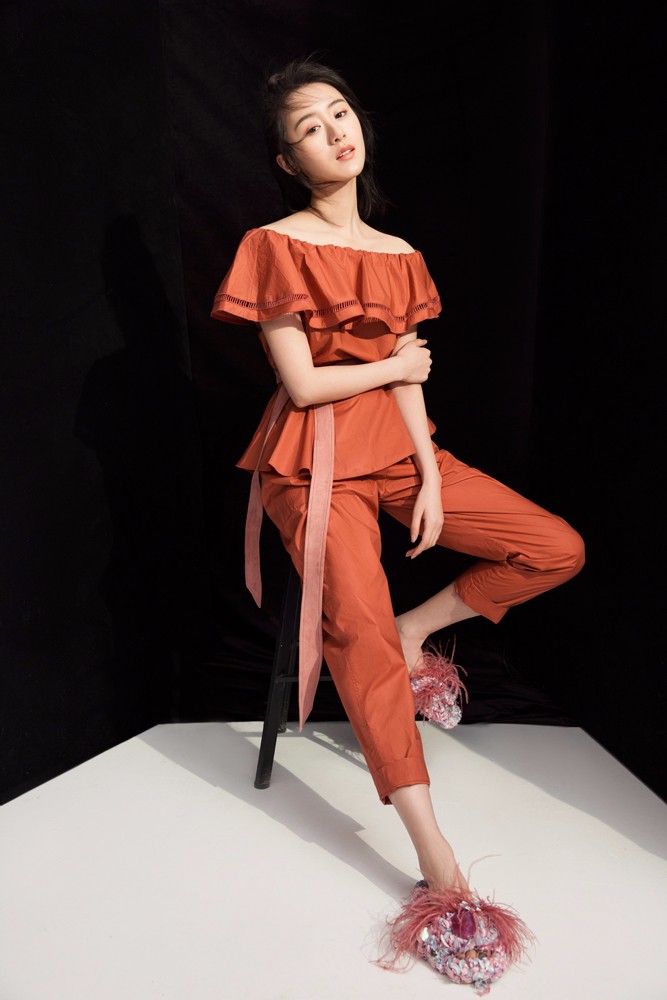 袁冰妍曝全新时尚大片 展现三种风格的精致美