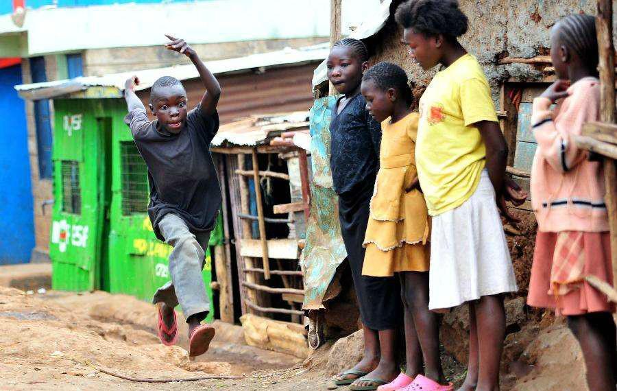 实拍非洲最大的贫民窟, 没有电没有厕所, 50万人生活极度无望
