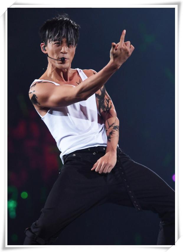 看了林峰这身搭配,女人都会怀疑人生,网友:难怪吴千语不要你!