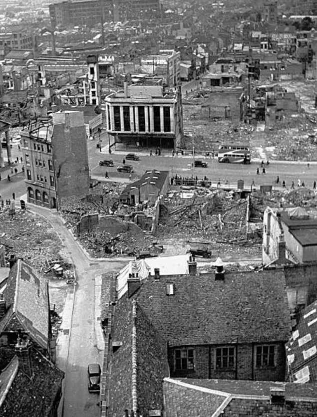 照片拍摄于德国空军对考文垂轰炸后,考文垂的市中心满是废墟,可见遭遇