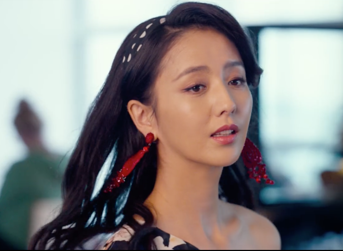 佟丽娅在两部唐人街探案中哪个形象更美