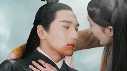 白浅接近夜华的耳边大吼:"你若敢死,我马上便去找折颜要药水,把你忘得