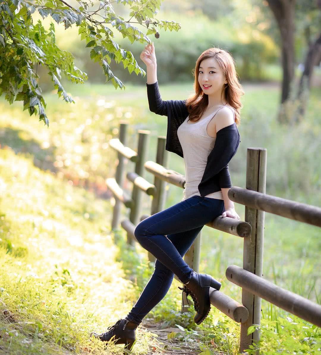 运动女孩搭配打底裤简单显身材轻盈有美感