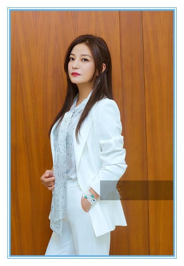 当35岁韩雪与42岁赵薇同穿白西装,才知道仙气和霸气的差距有多大