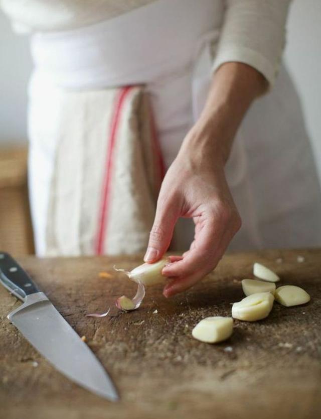 生吃有讲究 / 切开,捣碎后放置15分钟 / 生吃大蒜也有讲究,切开或