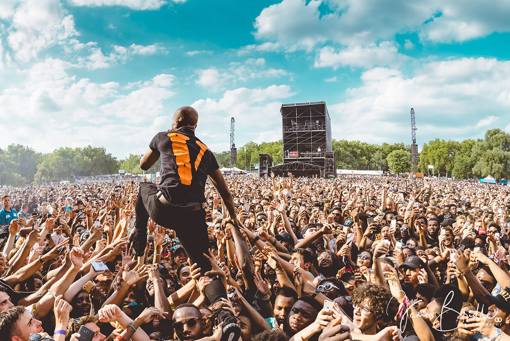 极富视觉冲击力的音乐节摄影 | james bridle