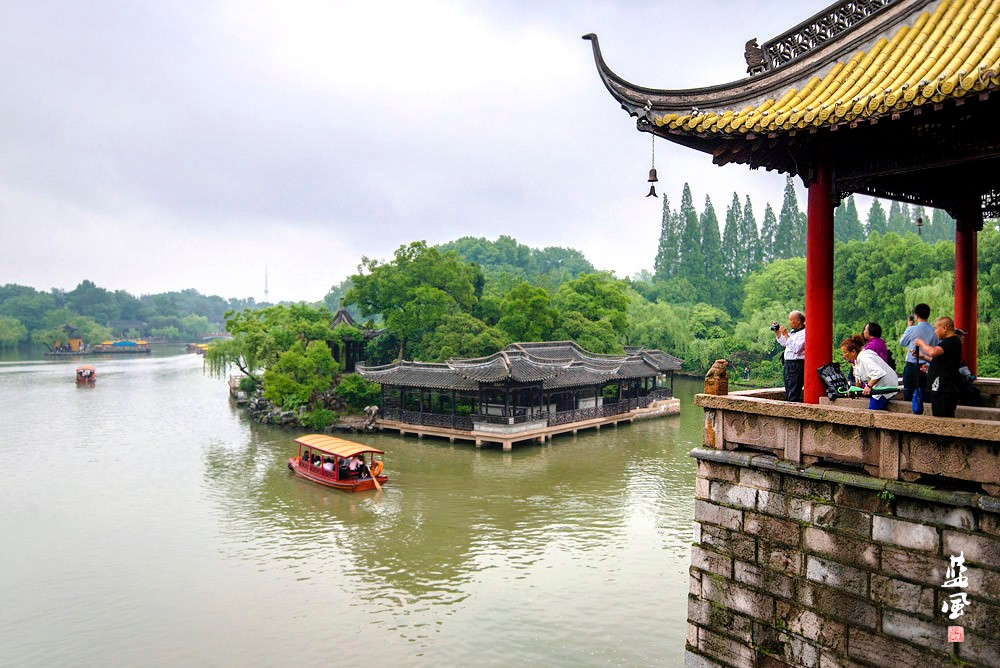 揚州瘦西湖門票終於降價了,遊客卻不多,看看雨中的瘦西湖有多美