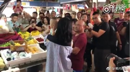 网友偶遇谢娜买菜,原来是在录制综艺节目,娜姐