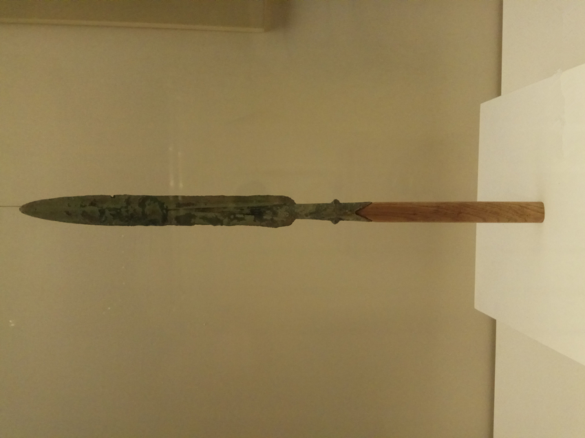 青铜或铁造,一个矛头,加一个三米来长的矛杆,在冷兵器中算不上什么