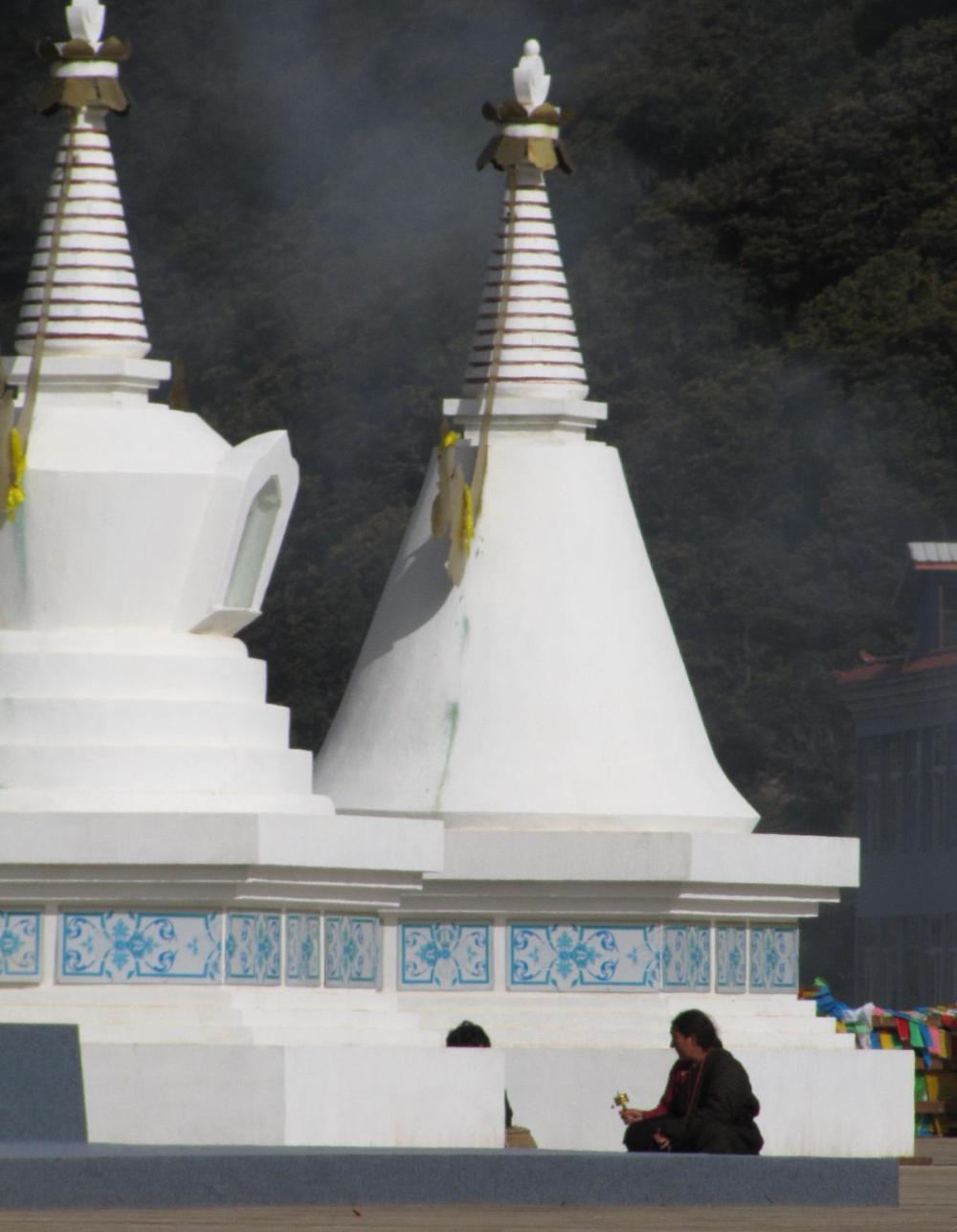 与老阿妈一样,也有些藏族妇女来这里烧煨桑,跪拜卡瓦格博神!