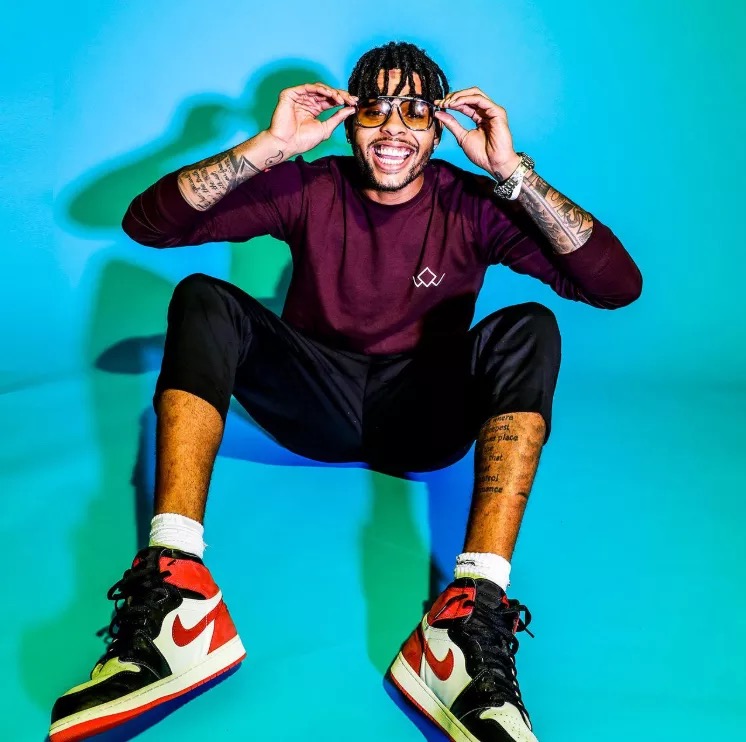 《gq》推特上发布了一组为拉塞尔拍摄的写真图集.