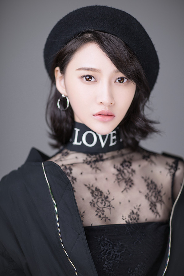 白柳汐小秀香肩魅力足 "眼神杀"直击人心很撩人