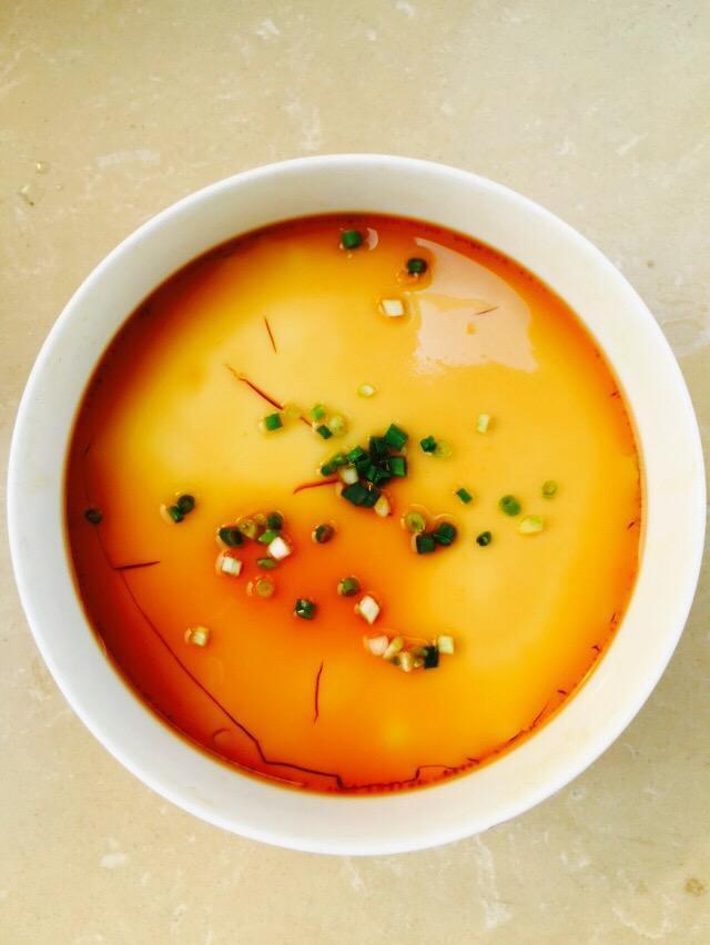 预备好所有质料.2.鸡蛋 少许盐打散.3.参加适量清水拌均匀.