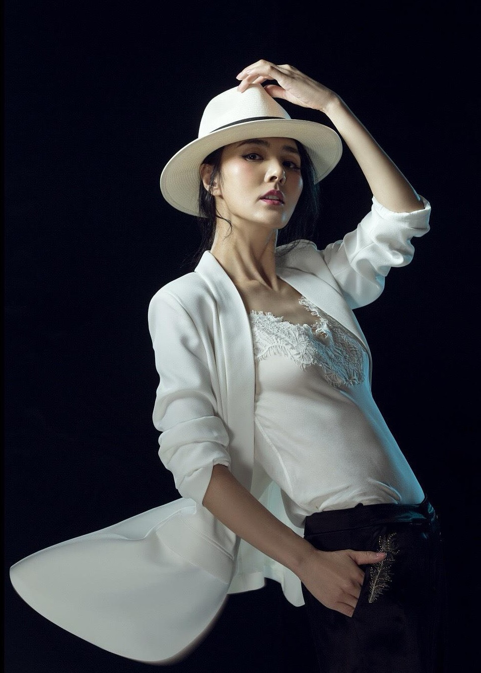 作为一名演员,姜宏波的起点还是很高的.