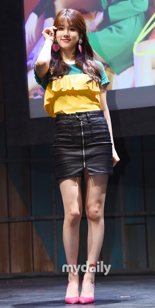 韩国女团uni.t出道发布会现场 首张专辑今日发售