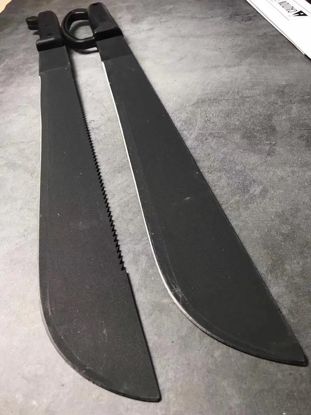 ontario 1-18″剁刀材质采用1095高碳钢,外层再覆黑色环氧化物