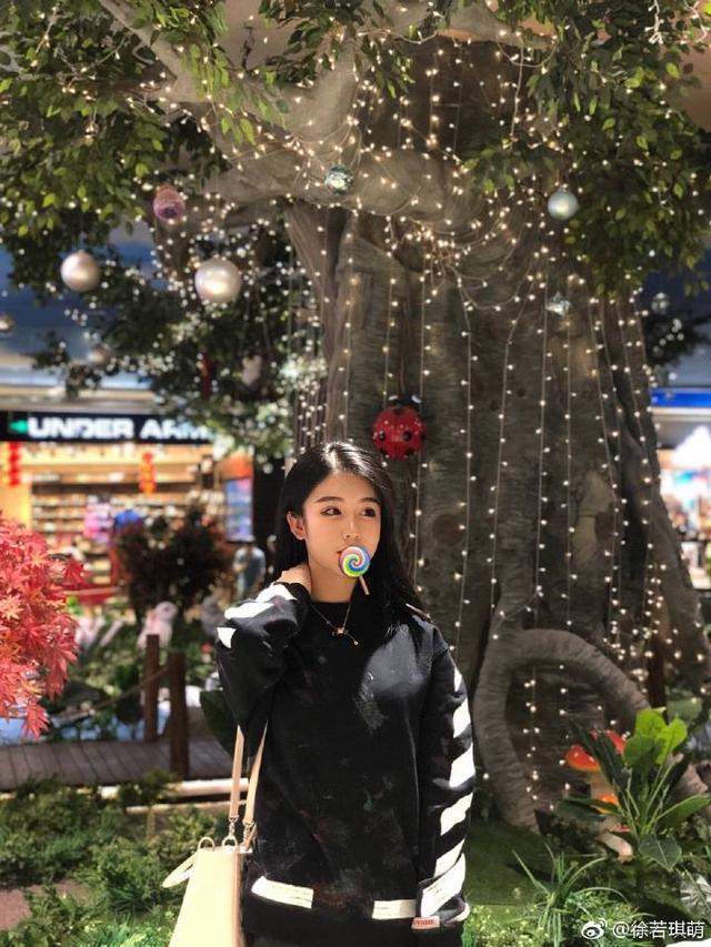 鲁能队最美女球迷!凭5秒钟镜头一炮而红,19岁太美很烦恼