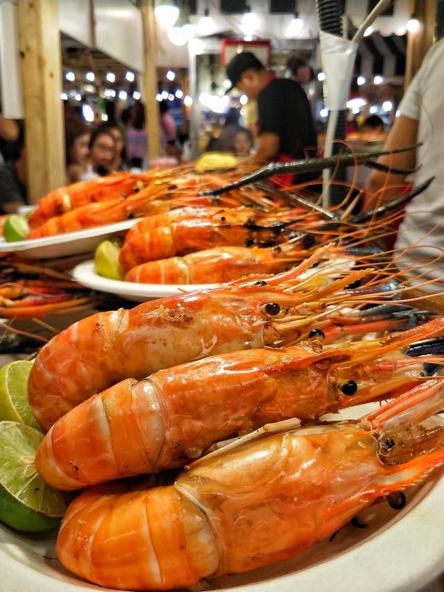 好吃到怀疑人生,每人50块人民币,就可以吃到捧腹|泰国|烤鱿鱼|夜市