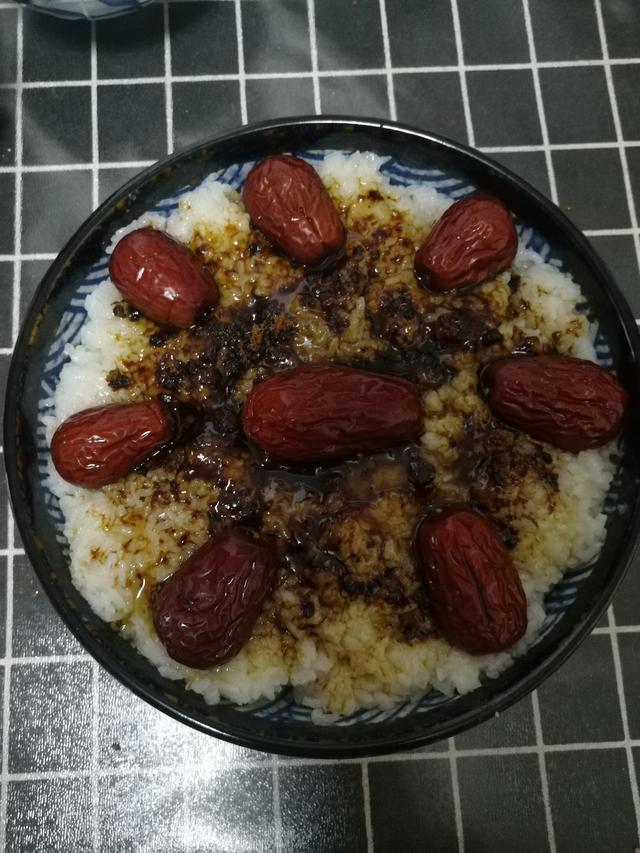 糯米加一把大红枣上锅蒸一蒸就做成了黏糯好吃的红枣糯米饭了