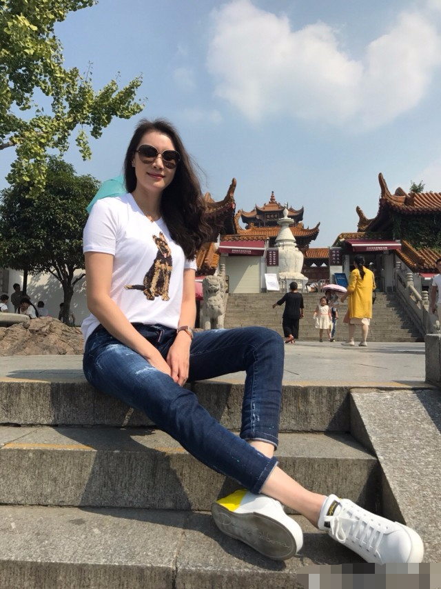 不过原本以为两人可以这么幸福下去,不过在谢杏芳怀孕的时候却被爆出