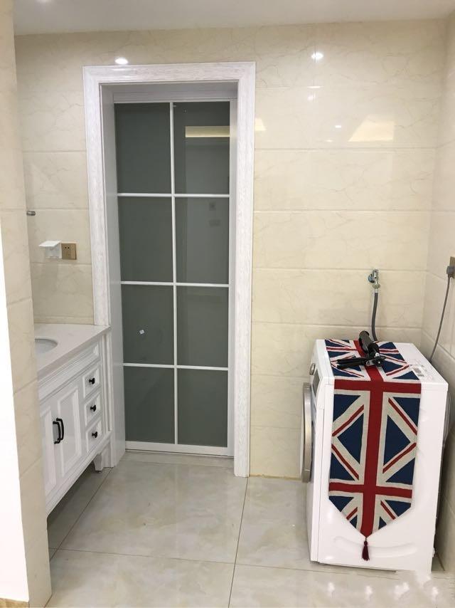 玻璃推拉门里面就是卫生间的马桶和淋浴区了