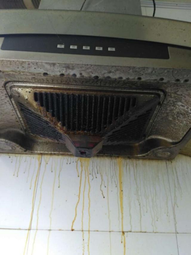 油烟机油污太厚难清理?2个小妙招,不用拆洗,油污自己往下流