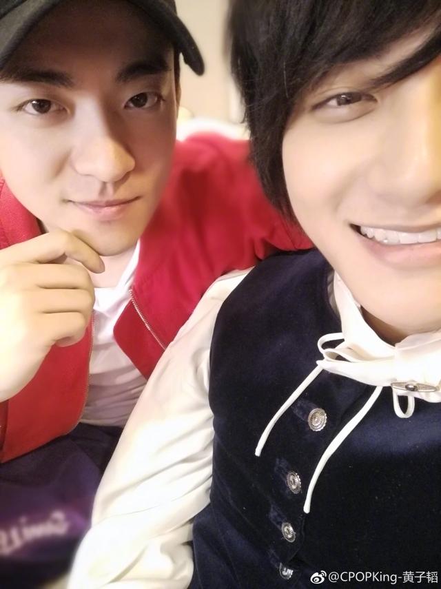 黄子韬姜鹏合照比剪刀手,意外撞脸李准基,美翻