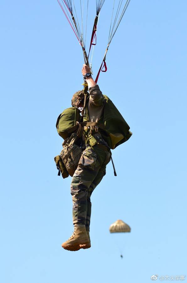 法国伞兵部队伞降训练