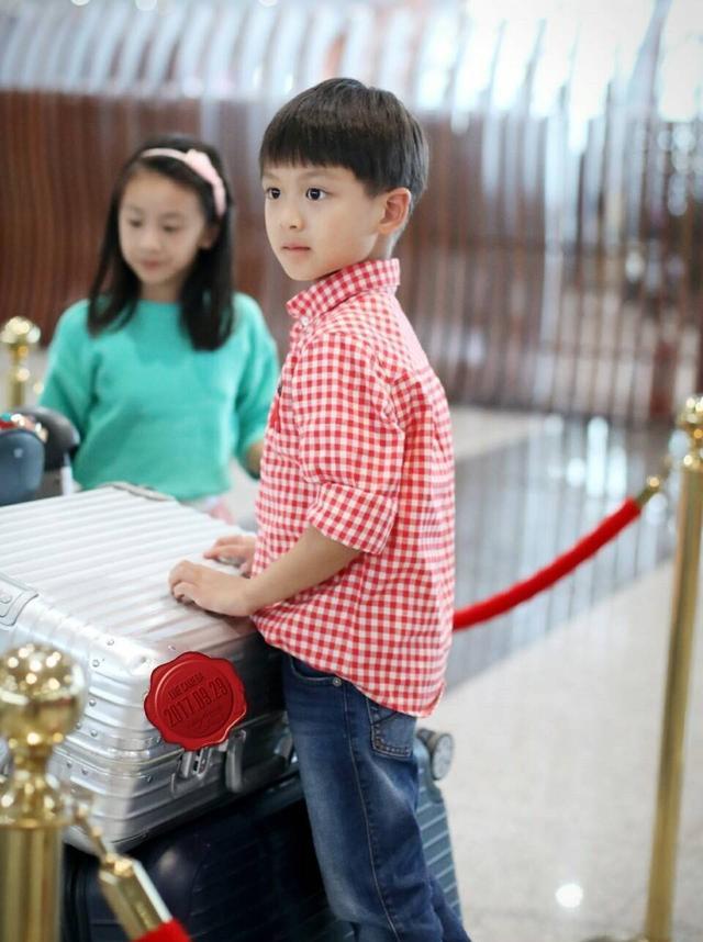 小亮仔扬言送爸爸游艇,听到爸爸说晕船后的回答亮了!