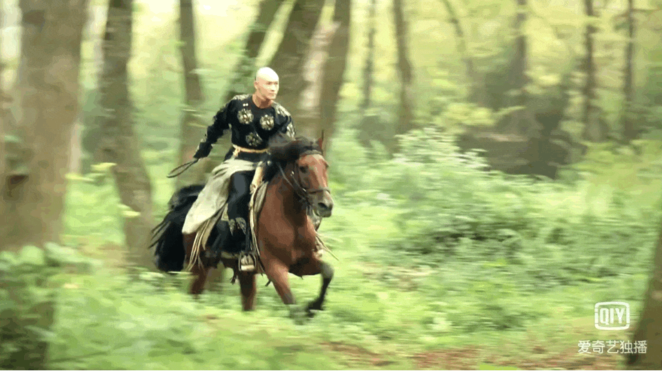 聂远霍建华乾隆骑马对比惨烈,网友:差距之大触目惊心