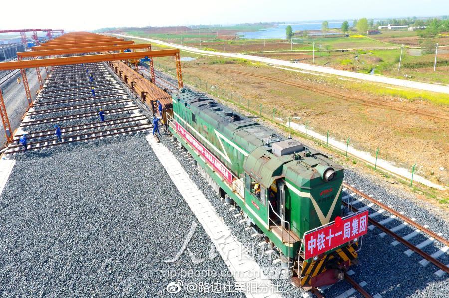 襄阳:蒙华铁路湖北段长轨进场