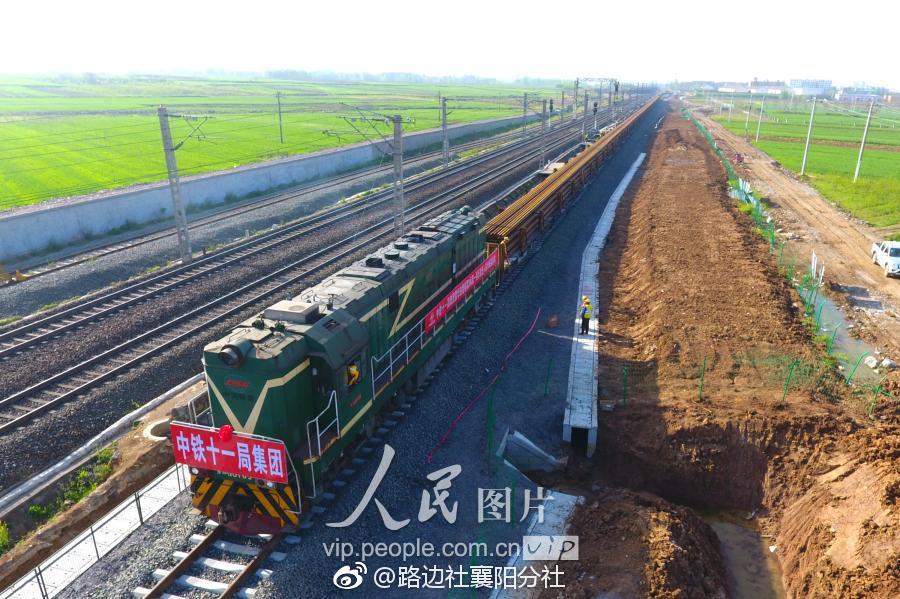 襄阳:蒙华铁路湖北段长轨进场