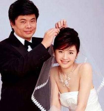 她曾主持春晚,挤走原配后嫁入豪门,如今50岁幸福成这样?