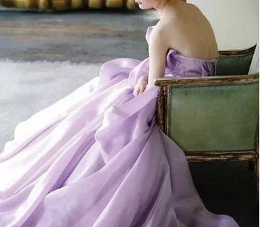 这个天生高贵的颜色, 能让你越穿越有女人味, 留学生最喜欢的花色