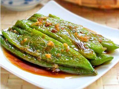 这道菜做法超级简单,只需要将辣椒丢入油锅内煎,起锅的时候加点糖醋汁