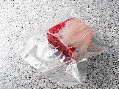 正如一般的包装制品一样, 七层共挤拉伸膜的材料是 七层共挤拉伸膜