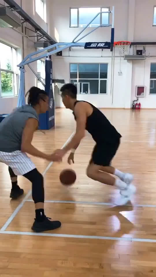 郭艾伦单挑林书豪视频来啦!书豪穿裆过艾伦,大