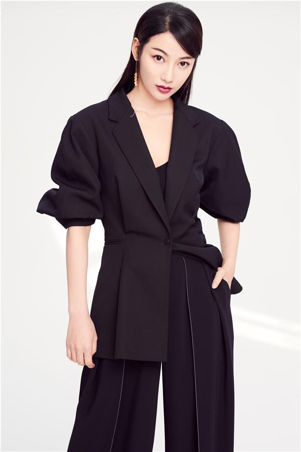 《远大前程》付枚曝写真 长腿吸睛复古范十足