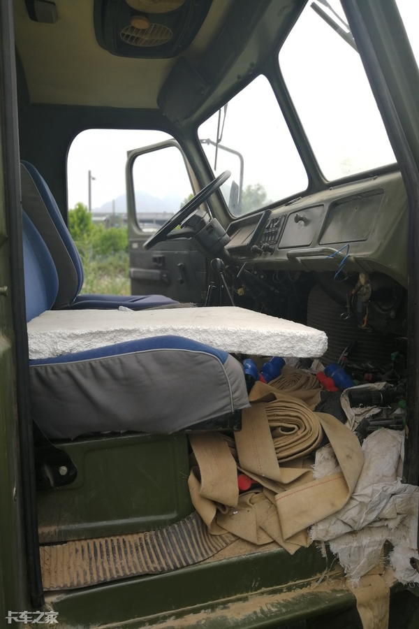 老兵不死只是逐渐凋零校园角落停放着一台沧桑的东风eq240