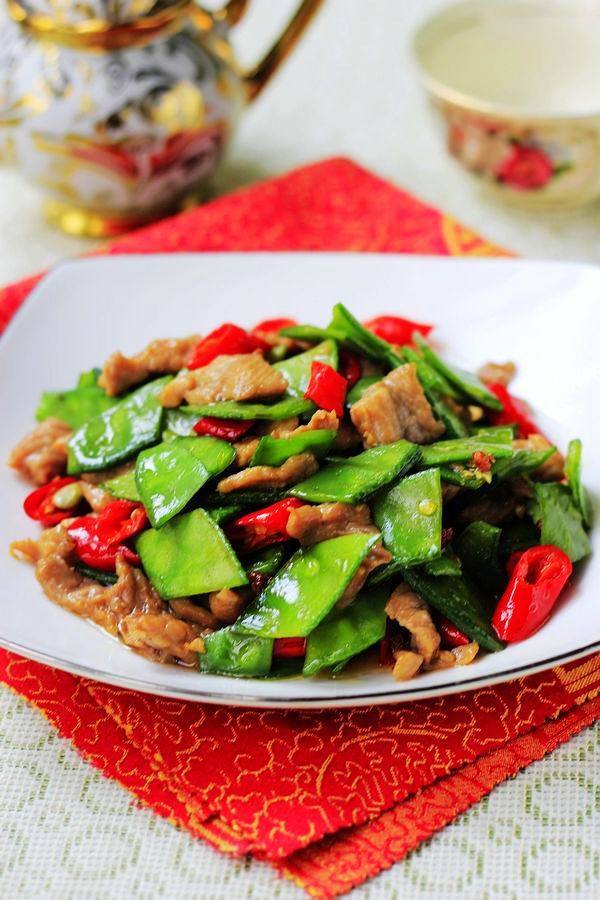 3,下扁豆,盐翻炒到扁豆出香味熟透,加羊肉翻炒,再加味级鲜,鸡精翻炒