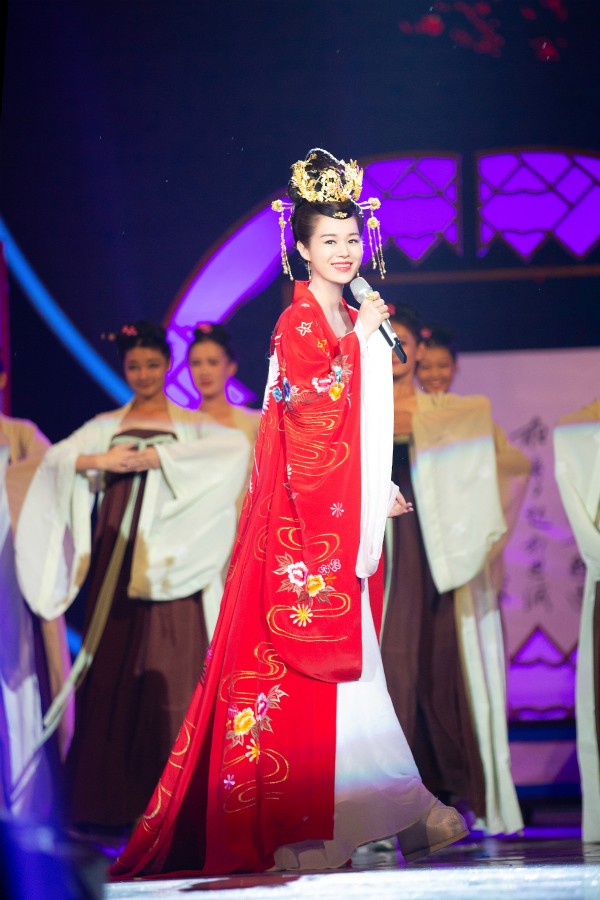 胡杏儿惊喜亮相湖南卫视中秋晚会,独唱了这首《梦回千年》,以盛唐古风