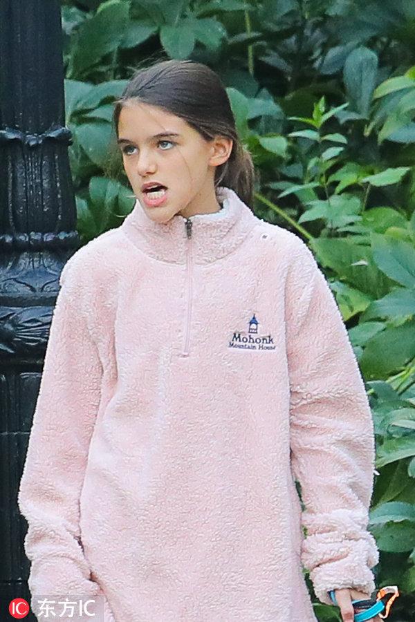 阿汤哥女儿苏瑞遛狗遛出表情包 她真是越长越好看了